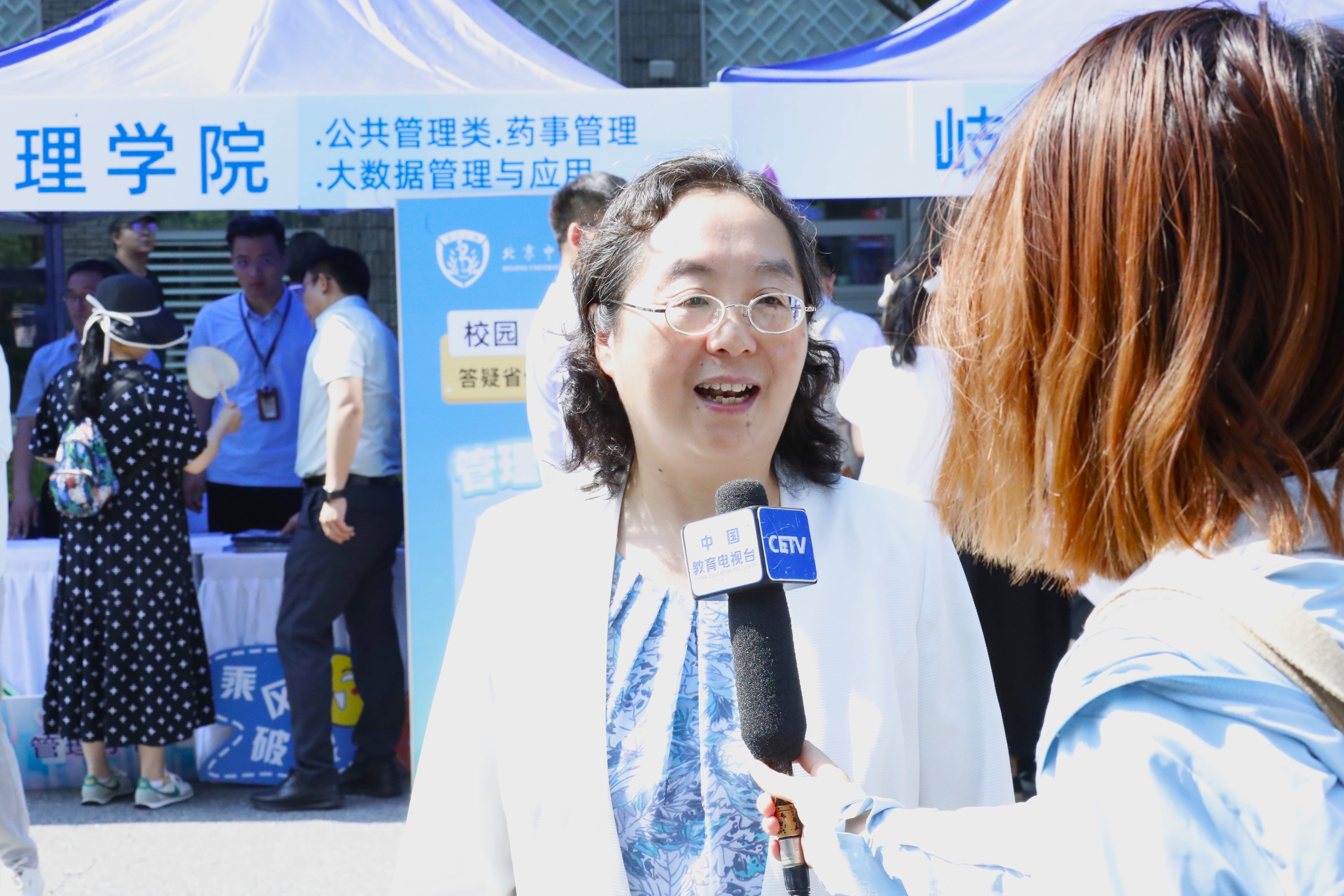 王瑶琪书记采访.JPG